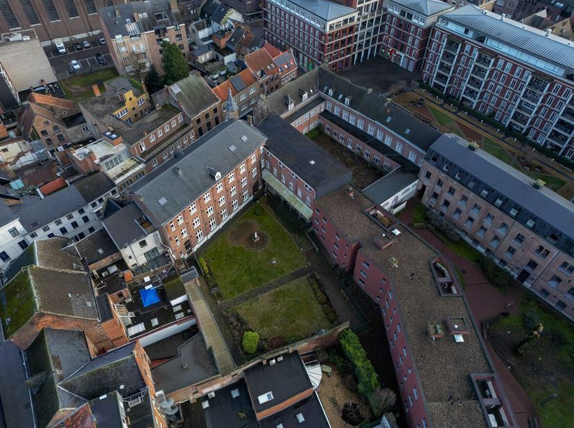 Beschrijving<br />
Dit voormalig klooster van de Zusters Ursulinen dient een nieuwe bestemming te krijgen.<br />
De grondoppervlakte van 24a 95ca en m