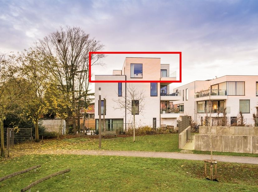 Penthous te koop (met registratierechten !)! <br />
U komt de penthouse binnen via de huislift met een persoonlijke code. De hal met gastentoilet bre