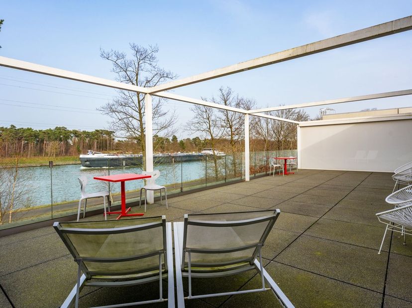Exclusieve energiezuinige loft met 4 slaapkamers op toplocatie aan water en natuur.<br />
Exclusieve energiezuinige loft van 360 m², ontworpen door a