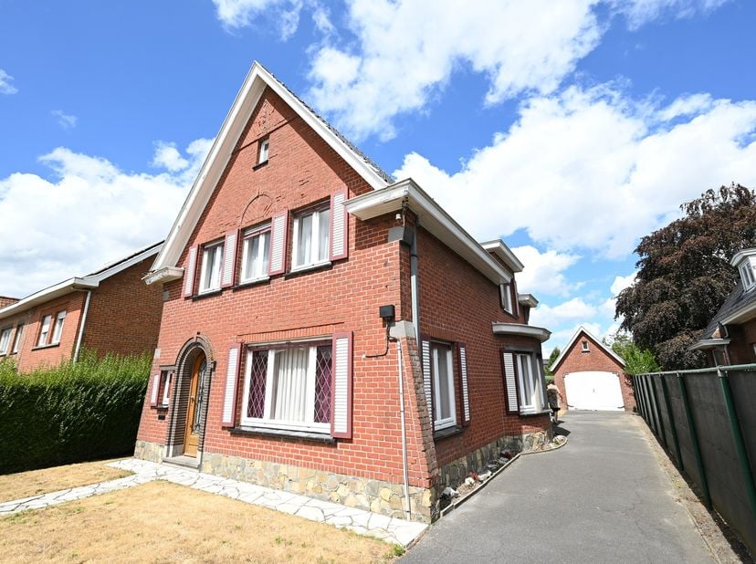 Deze DEGELIJKE, te renoveren, VILLA is gelegen nabij het CENTRUM met het station, basisschool en winkels binnen een straal van 1 km! Deze woning heeft