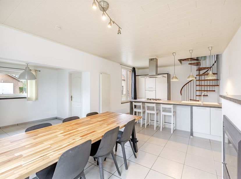 Deze instapklare woning is rustig gelegen in Hofstade en wordt omringd door groen, wat zorgt voor een aangename en rustige woonomgeving.<br />
Bij het