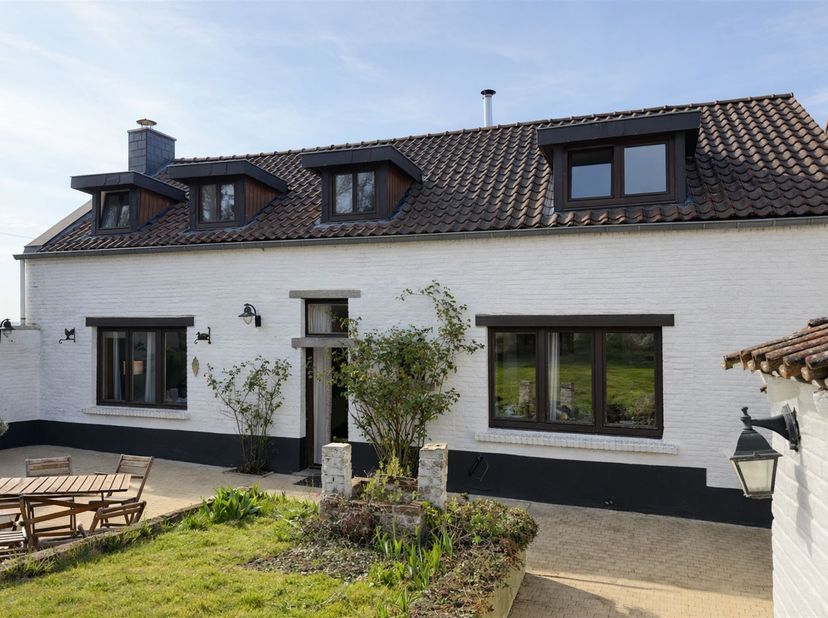 Generation Immo presenteert deze schattige boerderij, een echte "coup de coeur" genesteld in een idyllische omgeving