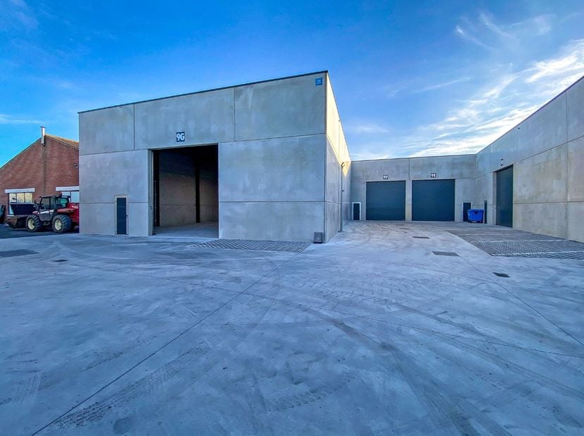 Geïsoleerde nieuwbouwloods 9G (loods 2) te huur op een industrie- ambachtzone te Vleteren. Deze loods is gebouwd in 2025 en beslaat een oppervlakte va