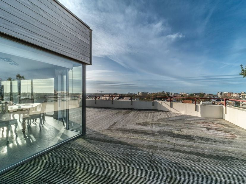 In de residentie Christina, gelegen op de markt van De Panne vinden we deze unieke penthouse (111m²), met fantastisch zicht over De Panne te koop. De