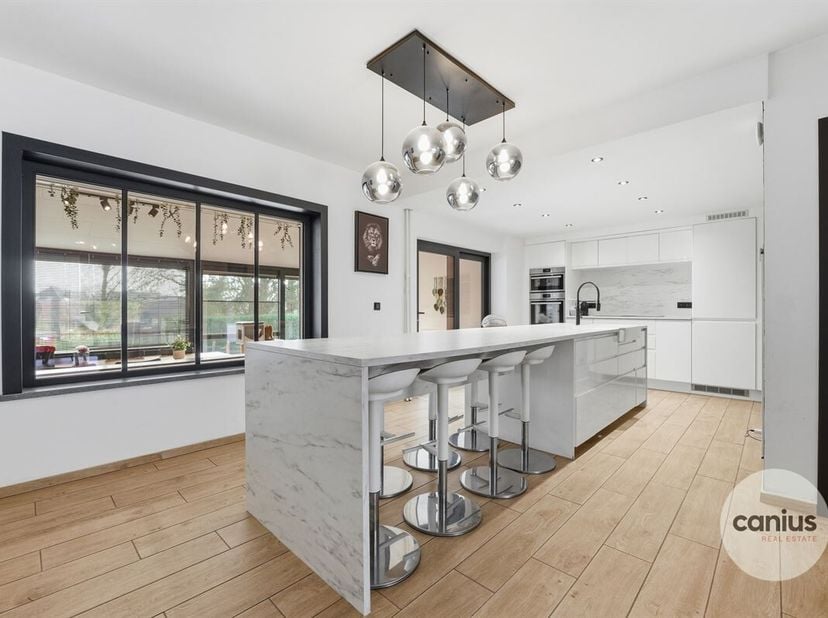 Maison individuelle rénovée avec 4 chambres et jardin agréable à vendre à Walshoutem<br />
Cette belle maison individuelle des années 60 a fait l'obje
