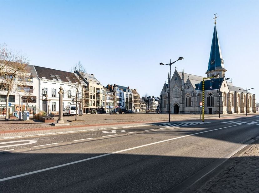Gelegen op een absolute toplocatie in het hart van Beveren-Waas, bevindt dit horecapand zich rechtstreeks aan de Grote Markt met maximale zichtbaarhei