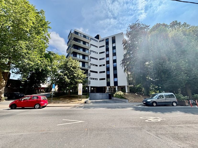 Instapklaar appartement gelegen op de 5de verdieping van een verzorgd residentieel gebouw met lift.<br />
<br />
Bij het betreden van het appartement