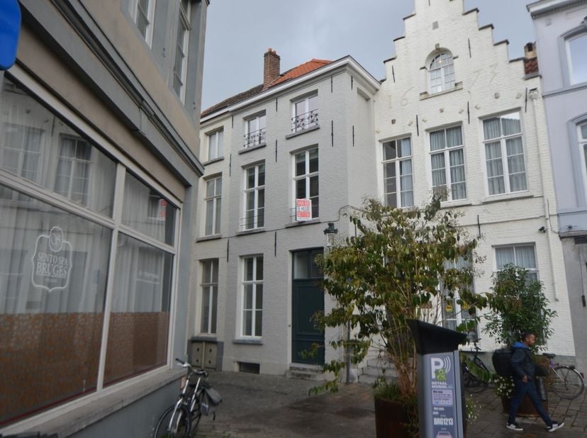 Welgelegen vernieuwbouwwoning gelegen centrum Brugge, op wandelafstand van de Grote Markt.<br />
Duurzame renovatieproject met tal van moderne element