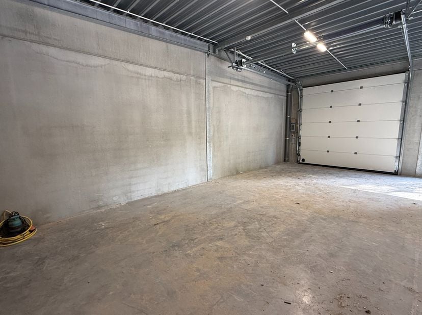 In de Lichterveldestraat, treffen we deze ruime garagebox aan, ideaal voor stockageruimte of het stallen van een mobilhome, oldtimer,...&amp;nbsp;De garag