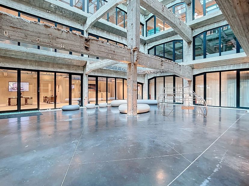 Ruime kantoorruimte te huur met een totale oppervlakte van 325 m²op de 5de en hoogste verdieping. De kantoren beschikken over veel raampartijen, wat z