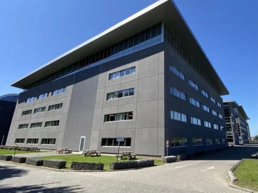 Kantoor 1.008m² op het 1ste verdiep te huur in het Axxes Business Park, de kantoren zijn verdeeld over 7 gebouwen en een business center. De site is s