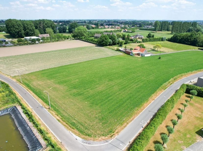 Aantrekkelijk perceel grond van 8.973m² gelegen in een rustige omgeving, volgens het gewestplan bestemd als recreatief parkgebied  zone voor dagrecrea