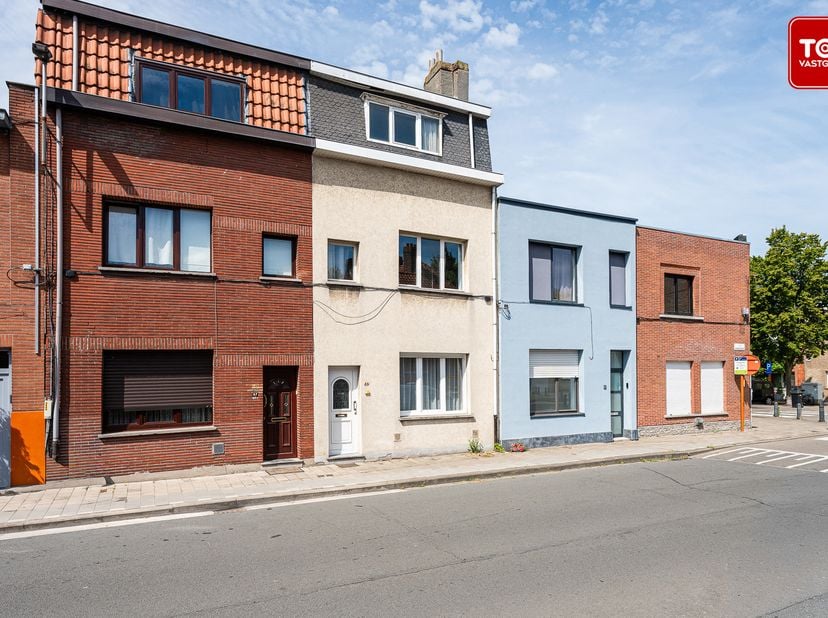 Deze mooie charmante rijwoning met tuin is gelegen op 10 minuten fietsen van het historisch centrum van Gent.<br />
Met de wagen is er een zeer goede