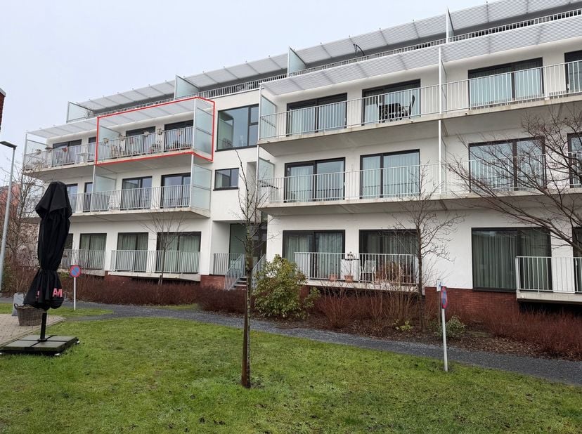Deze verhuurde serviceflat (ca 80m2) is gelegen in "Tuin van Myra" en kent een mooie energiescore (label A!). Deze heeft volgende indeling: inkomhal,