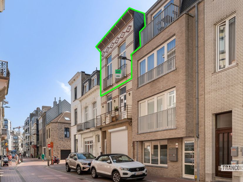Ontdek dit gerenoveerd appartement te koop in Blankenberge, gelegen in de Consciencestraat nabij de markt en de haven. Een unieke opportuniteit op een