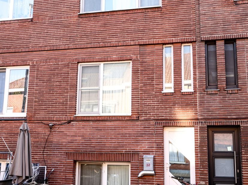 GRANDE MAISON FAMILIALE AVEC 4 CHAMBRES ET COUR. Parcelle de 93 m², surface habitable de 125 m². Maison solide de type SPLIT-LEVEL, rénovée en 2018. R