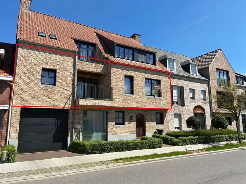 Appartement de luxe au 1er étage dans le centre de 's-Gravenwezel<br />
* Aménagement : hall d'entrée avec toilette, séjour sur parquet avec porte co