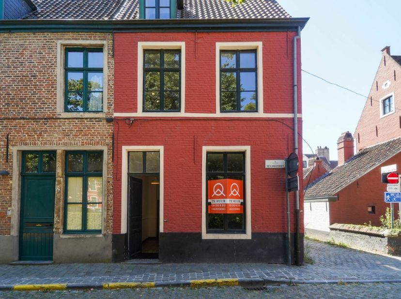 Leuke en charmante begijnenwoning met behoud van authentieke elementen op toplocatie!&amp;nbsp;De stadswoning bevindt zich op een centrale ligging, gelege