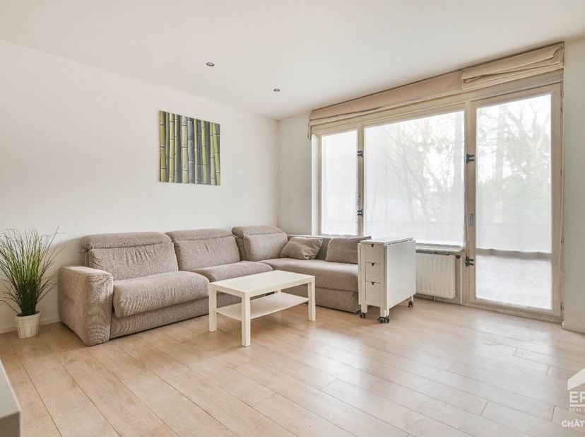 ERA Chatelain stelt u deze zeer goed ingedeelde studio voor, met een groot terras van 25 m², ideaal gelegen in het hart van Fort-Jaco in Ukkel en met