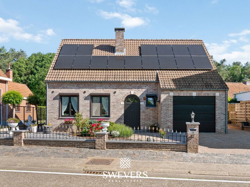 Voor meer info en fotos, surf naar www.swevers.be  Op een rustige, groene locatie in Diest vindt u deze ruime open bebouwing op een perceel van 12a 42