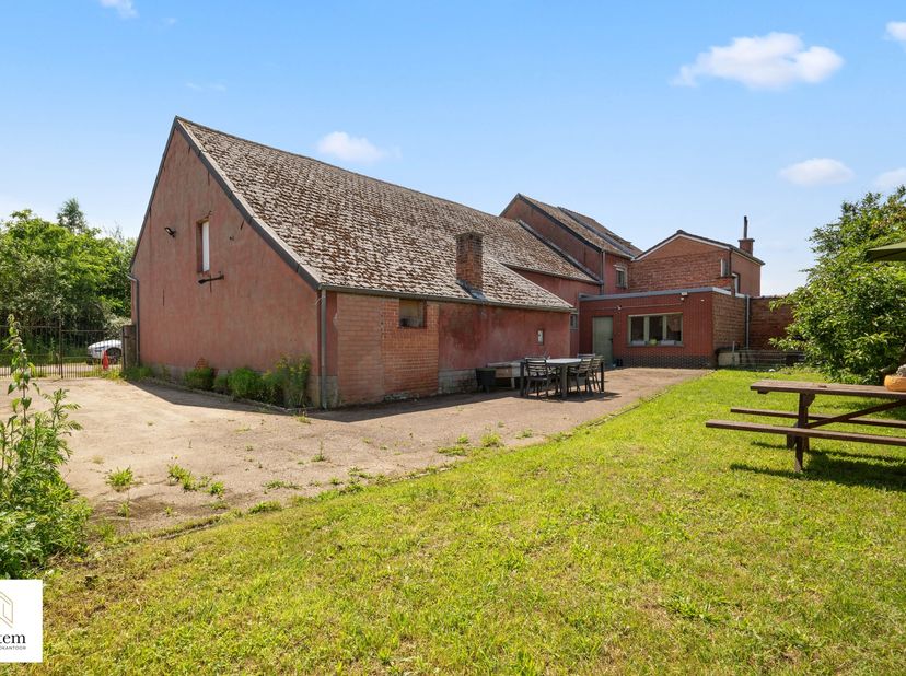 Unieke renovatiekans op uitzonderlijke locatie in Aarschot<br />
<br />
Op zoek naar een eigendom die rust, privacy en een exclusieve ligging combinee