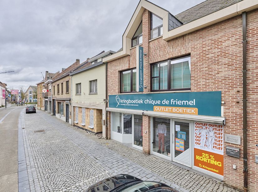 Op een goed bereikbare en commerciële locatie in Peer bevindt zich deze instapklare handelsruimte met een ruime etalage en een open winkeloppervlakte,