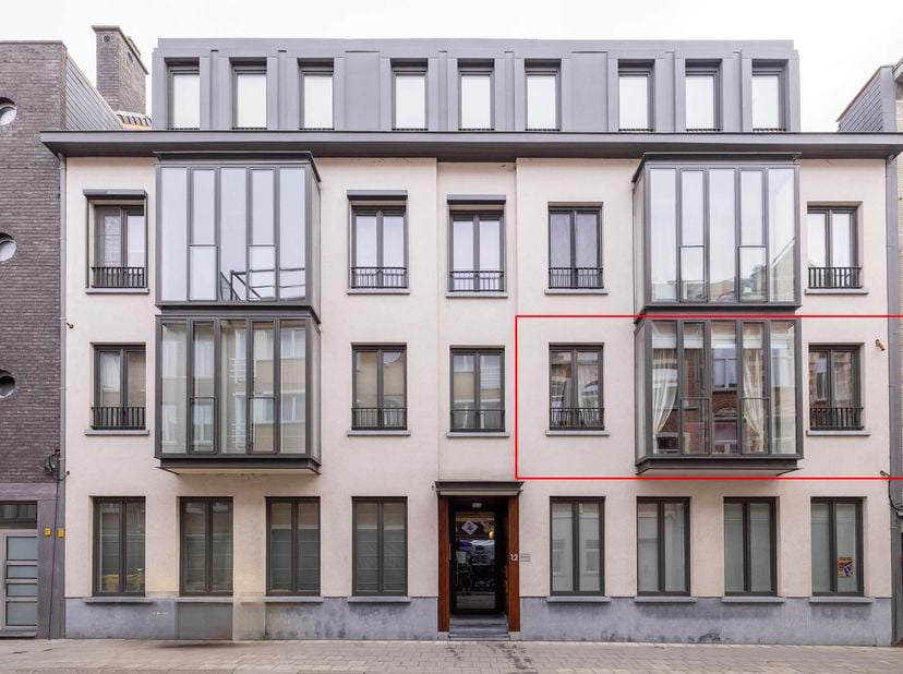 Ontdek het ultieme wooncomfort in dit schitterende, energiezuinige 3-slaapkamerappartement, gebouwd in 2010. Gelegen op de eerste verdieping en gemakk