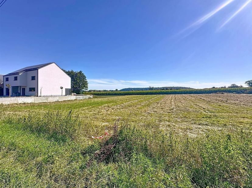 Magnifique terrain à bâtir à vendre à Mariembourg.<br />
Superficie de +/- 12 ares.<br />
Vue dégagée<br />
Impétrants à rue.<br />
Faire offre à part
