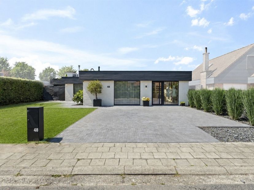 Recent vernieuwde, energiezuinige bungalow met prachtig ingerichte handelsruimte in rustige wijk te Overmere. <br />
Zeer stijlvol ingerichte bungalow