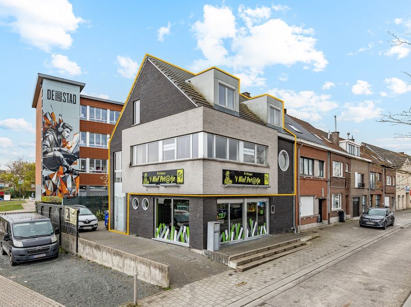 Ruim en lichtrijk appartement van maar liefst 173 m², uitstekend gelegen aan de Boudewijnlaan in Aalst. Dankzij de strategische ligging geniet u hier