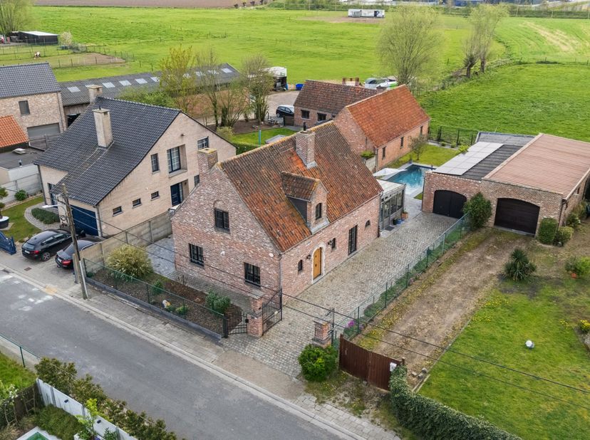 Welkom in deze prachtige, volledig vernieuwde open bebouwing in de Schoolstraat 71 te Zele – een woning waar comfort, licht en kwaliteit naadloos same