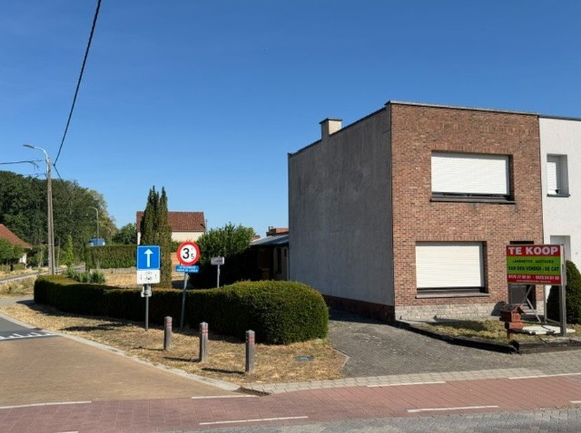 Verrassend ruime te renoveren woning met grote garage/atelier gelegen op een steenworp van het dorpscentrum en op wandelafstand van Provinciaal Groend