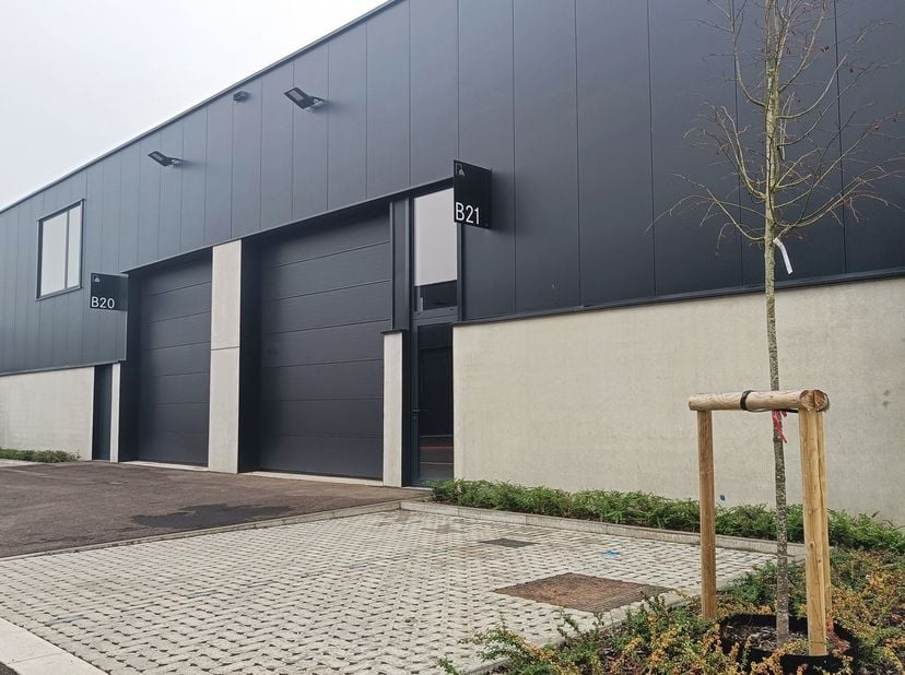 Entrepôt nouvellement construit de 144 m² situé à Kortenberg.<br />
Ce nouvel entrepôt est facilement accessible par la chaussée de Louvain et proche