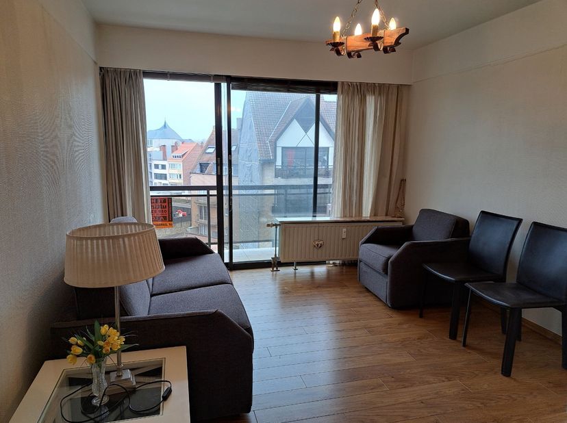 Deze gezellige studio is gelegen in de populaire badplaats Koksijde, in de residentie THOGE. Het betreft een standaard studio-appartement met een bewo