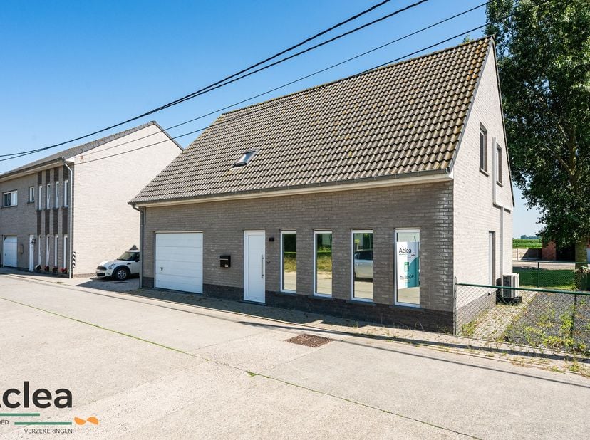Bent u op zoek naar een recente, perfect onderhouden woning in een landelijke omgeving? Dan is deze alleenstaande woning uit 2011 in het rustige Water