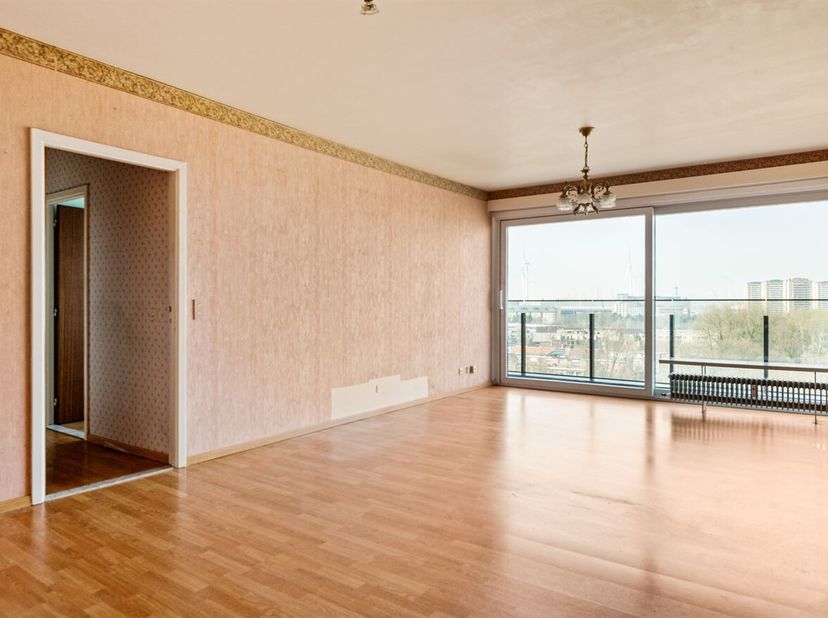 Ligging: Dit instapklaar appartement, te koop, is zeer gunstig en centraal gelegen op de gekende Lambrechtshoekenlaan. Verschillende scholen, winkels,
