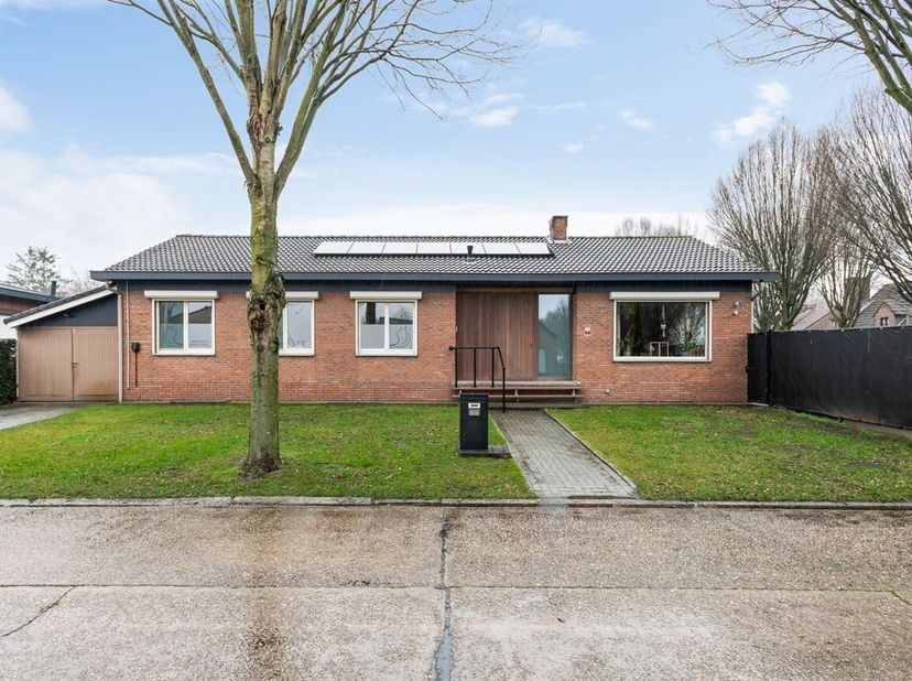 Gelijkvloerse woning met 4 slaapkamers en verzorgde tuin, volledig onderkelderd op een zeer mooie ligging, centraal gelegen te Essen-Heikant.<br />
De
