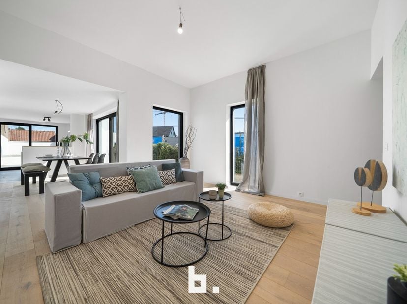 Ontdek deze volledig gerenoveerde en instapklare woning in Sint-Andries, waar ruimte, licht en hedendaags wooncomfort perfect samenkomen.<br />
Met ma