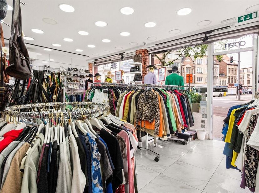 LOCAL COMMERCIAL AU REZ-DE-CHAUSSÉE DANS UN EMPLACEMENT D'ANGLE EXCEPTIONNEL<br />
Au coin de la Kerkstraat et de la Turnhoutsebaan, nous vous proposo