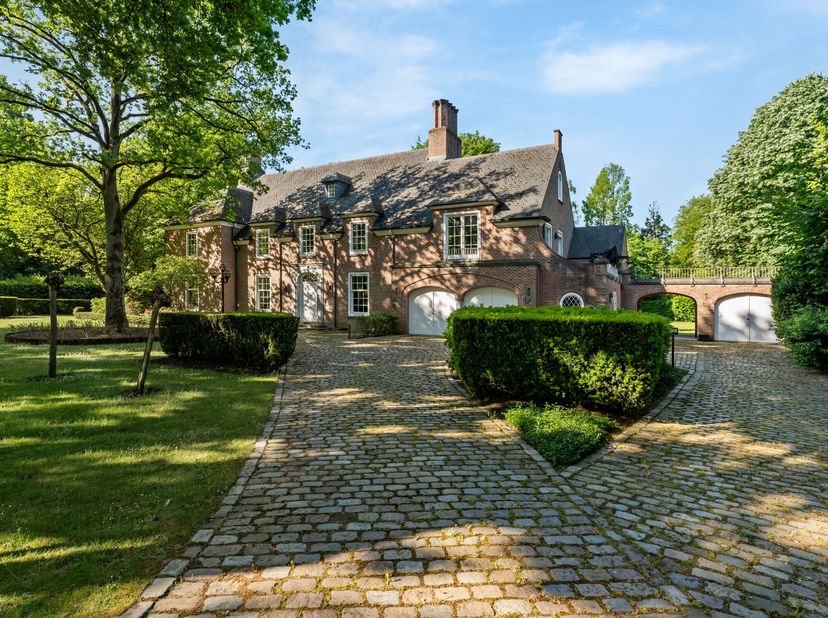 Deze architecturale Klassieke villa met oa. 5 à 6 slaapkamers en 3 badkamers op 5.233m² werd in 1981 gebouwd door architect Laporta, in opdracht van d