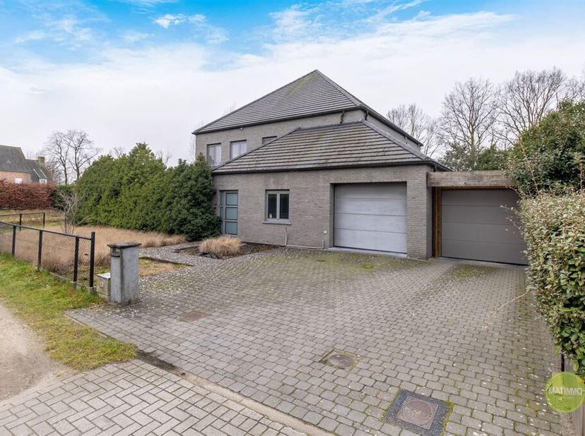 *** IN OPTIE *** <br />
Instapklare en energiezuinige open bebouwing (EPC A) op 1.099 m² in het groene Vosselaar<br />
In een rustige, doodlopende str