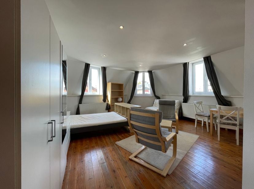 Quartier européen, à proximité du Square Ambiorix, superbe studio MEUBLÉ de ± 32m² situé au 3e d’un petit immeuble de caractère. Composition : espace