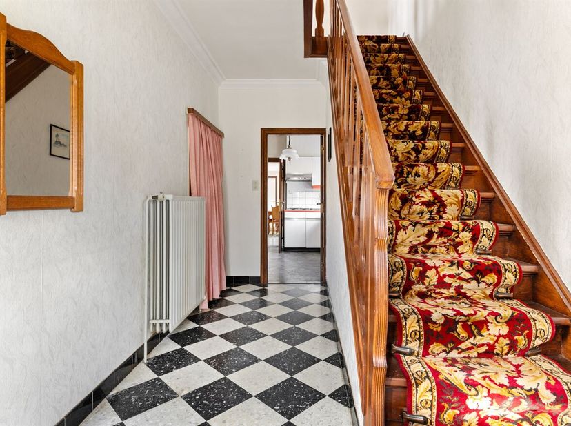 Te renoveren woning met 3 slaapkamers op 4.074m²<br />
Omschrijving:<br />
Gelijkvloers:<br />
Via de inkomhal betreden we deze charmante woning, die
