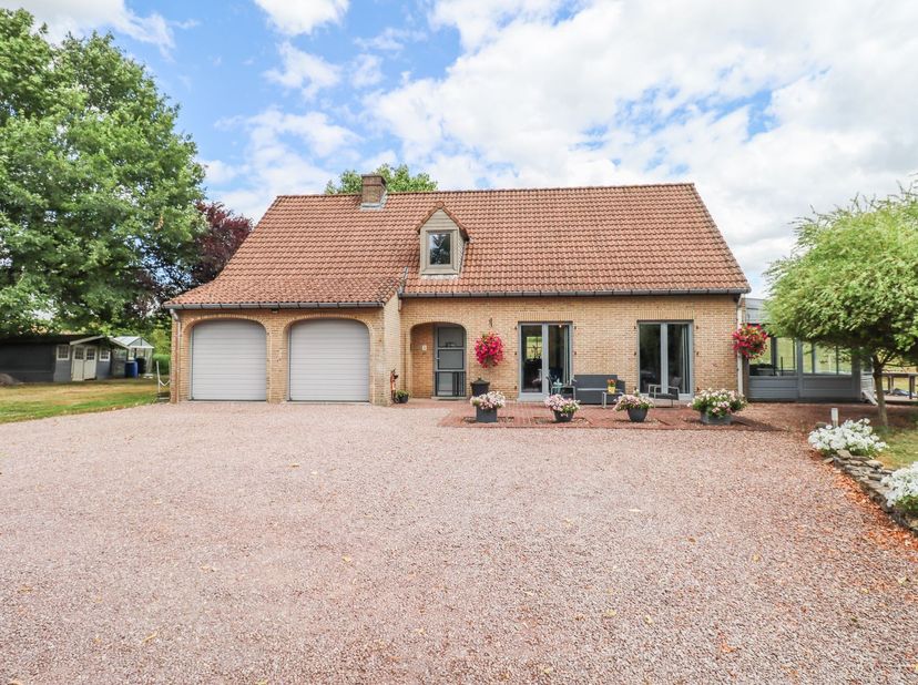Superbe villa 4 façades érigée dans un cadre verdoyant sur une parcelle de 29 ares à Denée. <br />
<br />
Cette habitation se compose de la manière