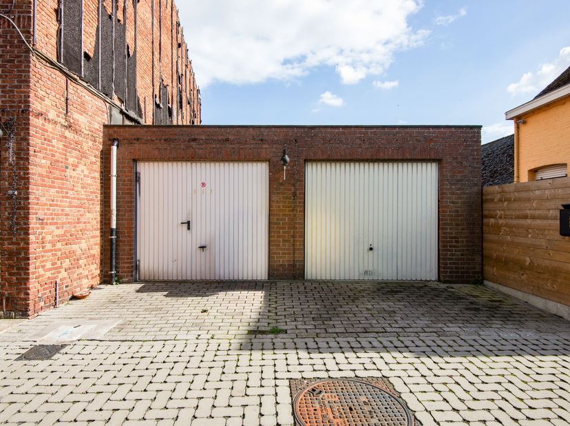 Te renoveren woning met 2/3 slaapkamers en 2 garages<br />
<br />
Deze rijwoning is ideaal voor wie op zoek is naar wonen in een rustige wijk. Doch