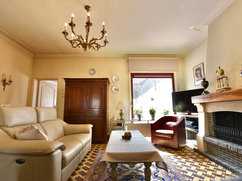 Op zoek naar een woning met een centrale ligging en tal van mogelijkheden? Dan is deze gezellige woning in Eeklo zeker een bezoek waard.<br />
<br />