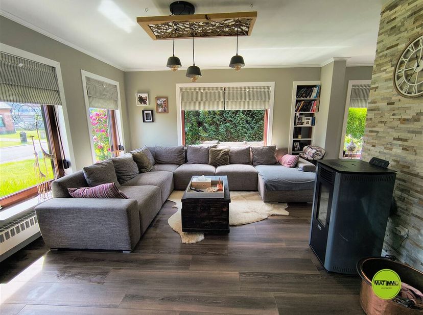Bienvenue dans cette belle maison individuelle à Leopoldsburg, une maison familiale idéale avec un potentiel considérable. Cette maison spacieuse de 1