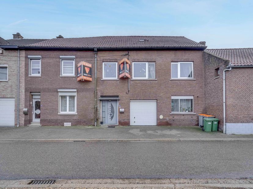 Te koop: 2 gerenoveerde gezinswoningen, waarvan 1 verhuurd, in de Groenkloosterstraat 23 en Groenkloosterstraat 25 in Munsterbilzen.<br />
Ideaal als