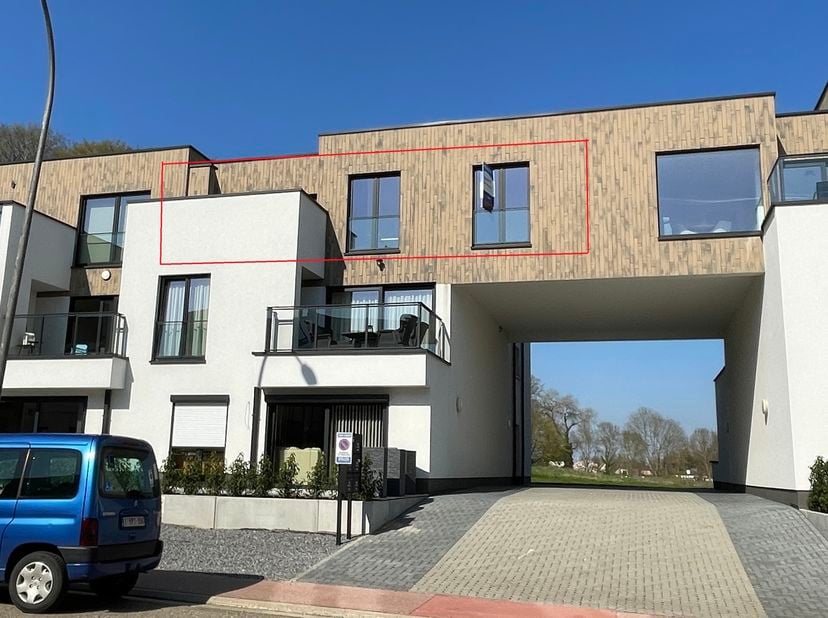 Energiezuinig nieuwbouwappartement met zuidgericht terras en ondergrondse garagebox met 2 staanplaatsen inbegrepen in de prijs.<br />
Indeling<br />
V