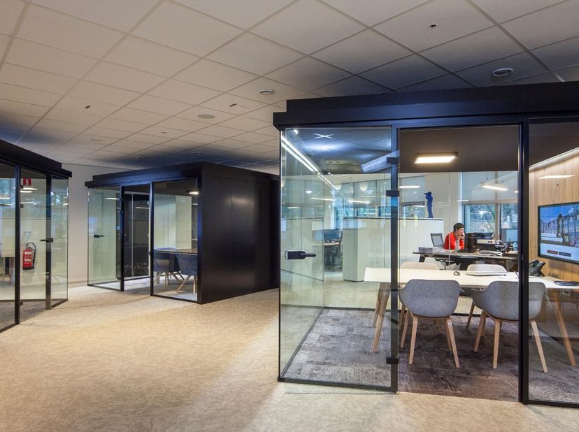 Modulair werken op een inspirerende locatie in Business-center d'Offiz te Turnhout. <br />
Gelegen aan de Parklaan (Ring Turnhout) in een kantoorgebou